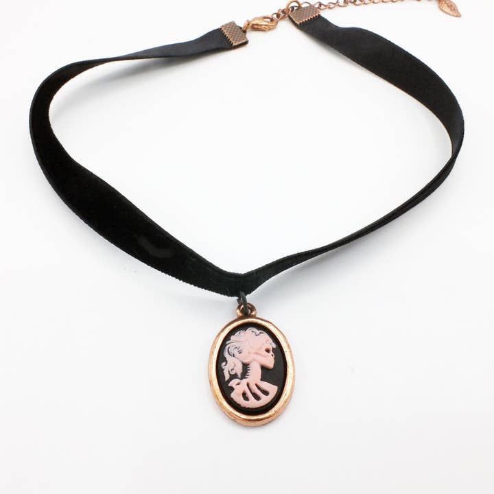 Kleines rosa Skeleton Cameo Choker für Mädchen in antikem Kupfer für den Großhandel von Fizz
