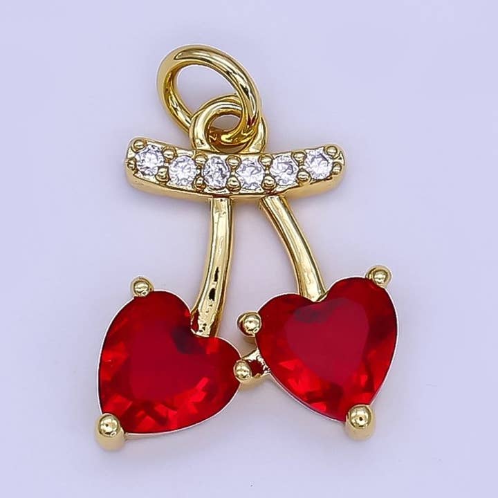 24K Guld Fyldt Rød Kirsebær Hjerte Mikrobelagt CZ Charm | AF500 for engroshandel hos Aim Eternal