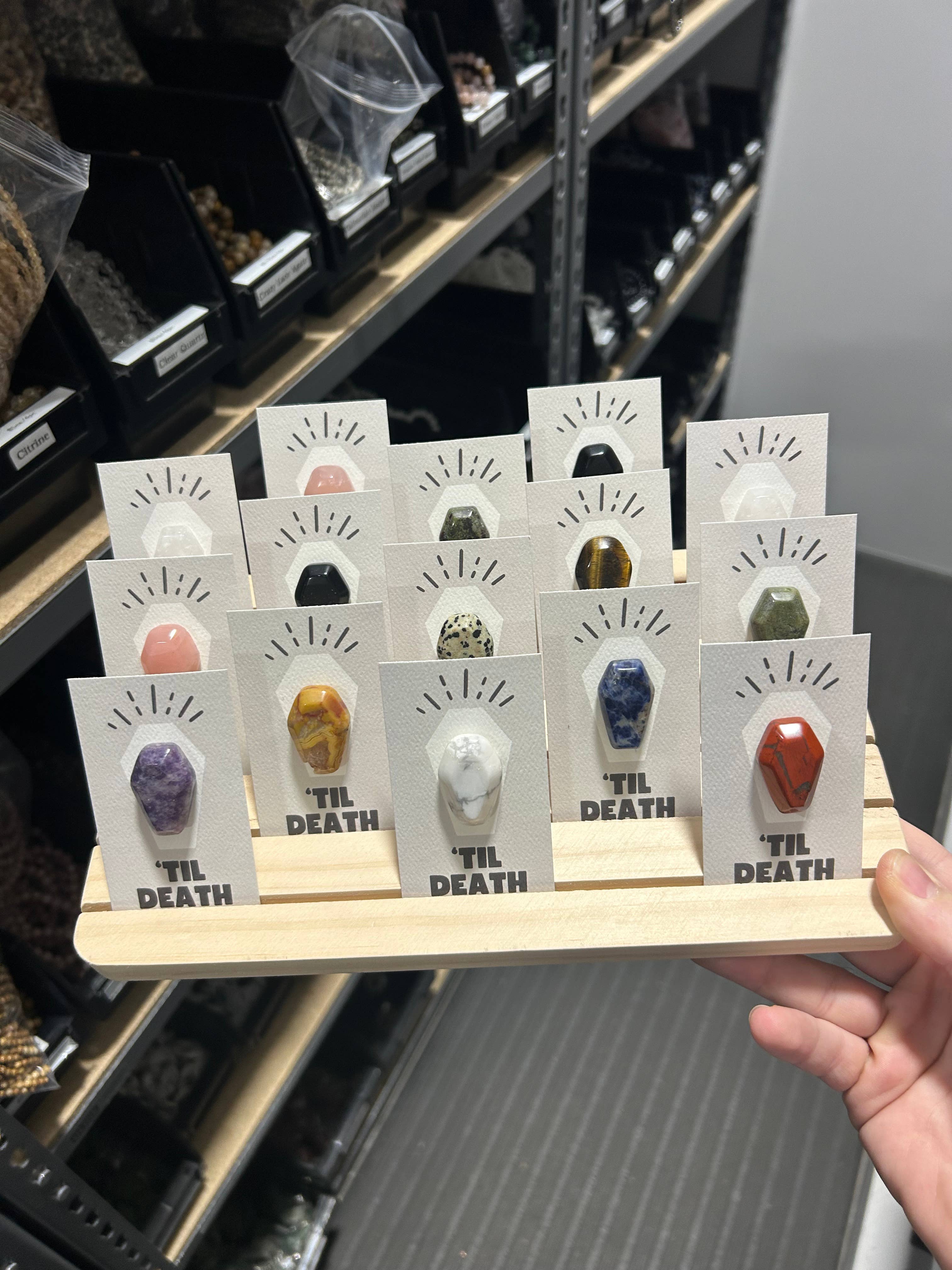 Pebble House - Vente Pierre et cristal de spiritualité - Carte miniature « Til Death » avec cercueil, cristaux et pierres5