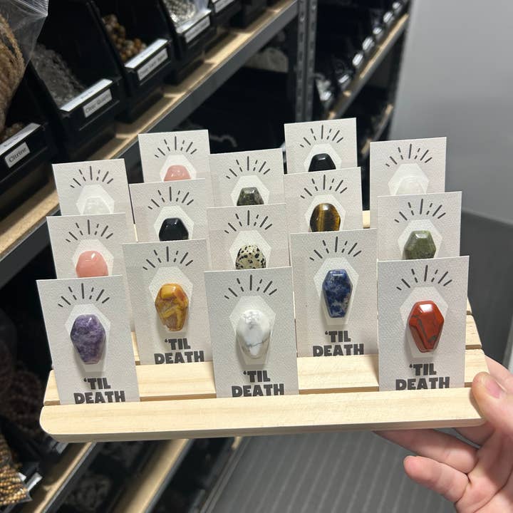 Pebble House - Vente Pierre et cristal de spiritualité - Carte miniature « Til Death » avec cercueil, cristaux et pierres5