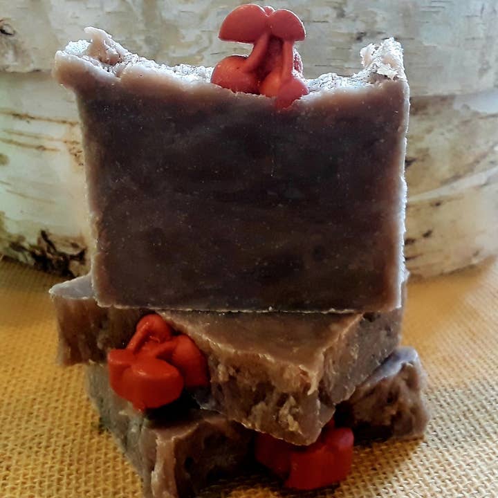 Savon artisanal aux cerises et amandes pour la vente par Natures Bath & Body