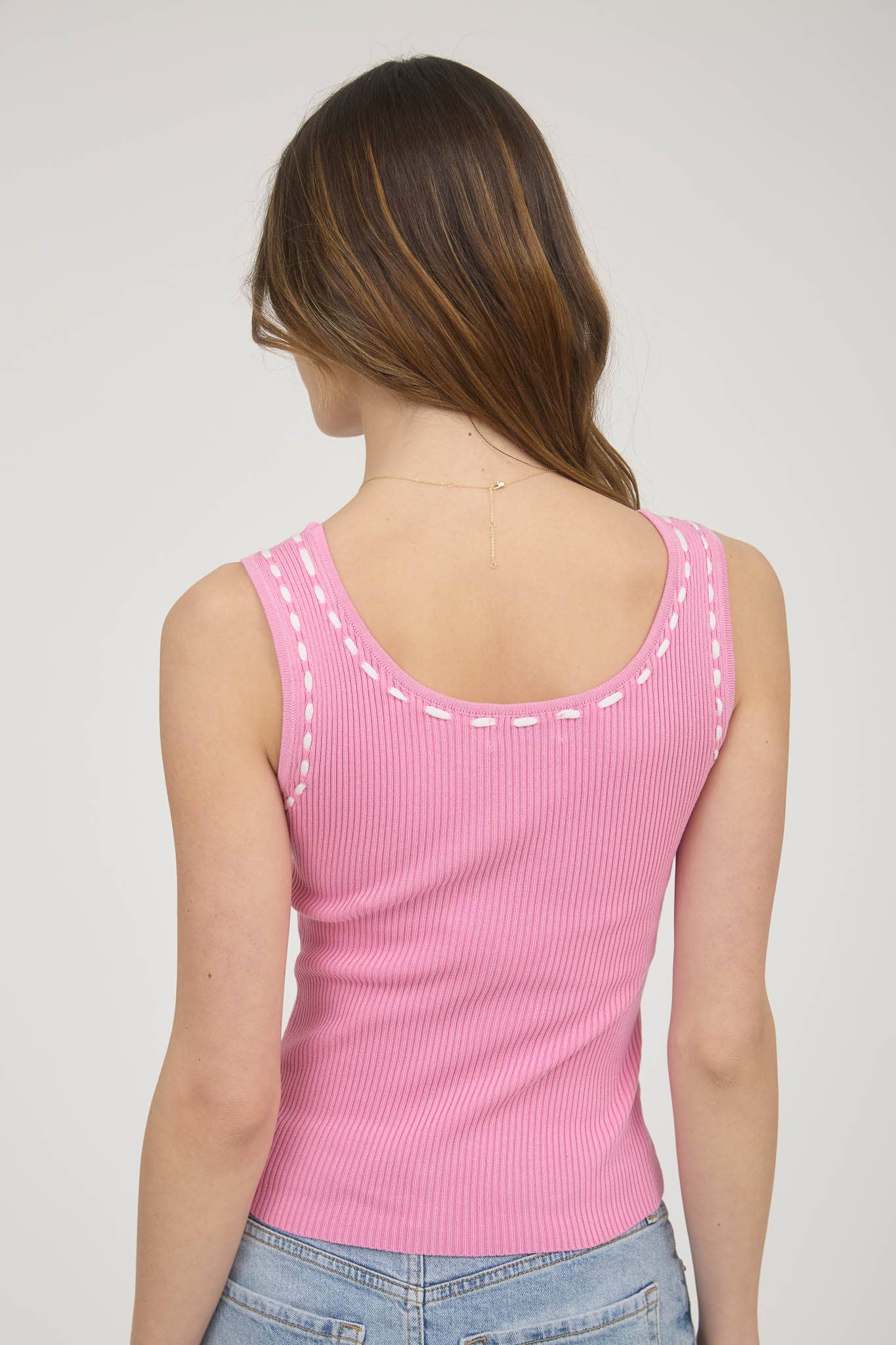 The Workshop Studio – Engroshandel Strikket top - Dame – SCOOP-UDSKÆRING FORAN BIND SWEATER STRIKKET TANKTOP15