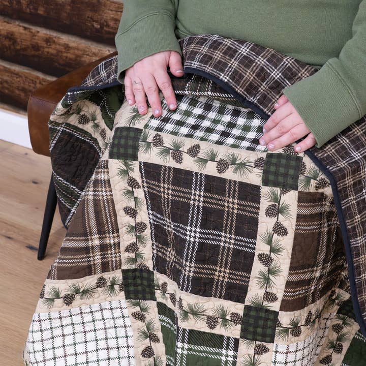 Pine Patch bomullslapptäcke 40" x 48" för wholesale av Donna Sharp