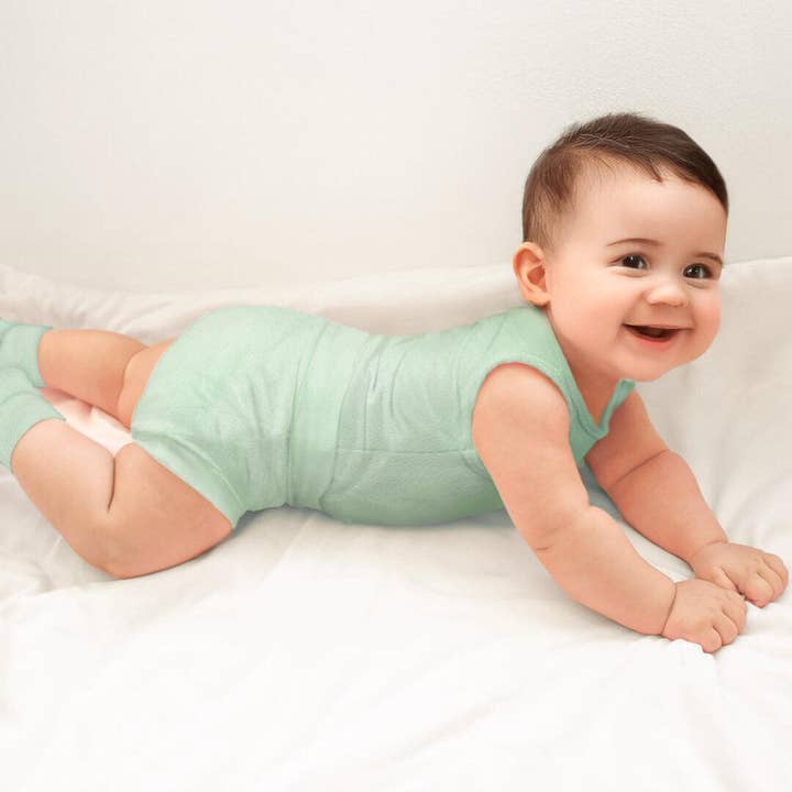 Soft Moves Kleidung: Ärmelloser Body, Windelhöschen und grüne Pantoffeln für den Großhandel von Pim-Pam-Pum