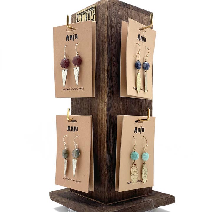 Boucles d'oreilles Akriti en métal et pierre préemballées (sans présentoir) pour la vente par Anju Jewelry