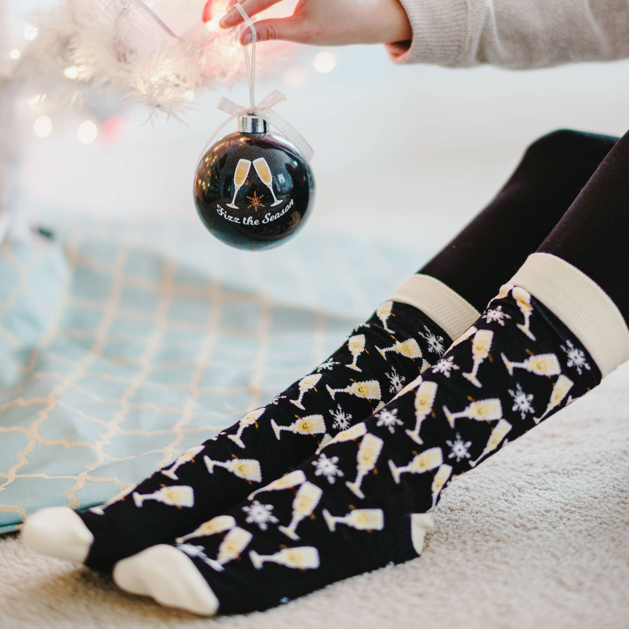 Pavilion - Vente Chaussettes – unisexe - Fizz the Season - Décoration de 4 pouces avec chaussettes de Noël unisexes1