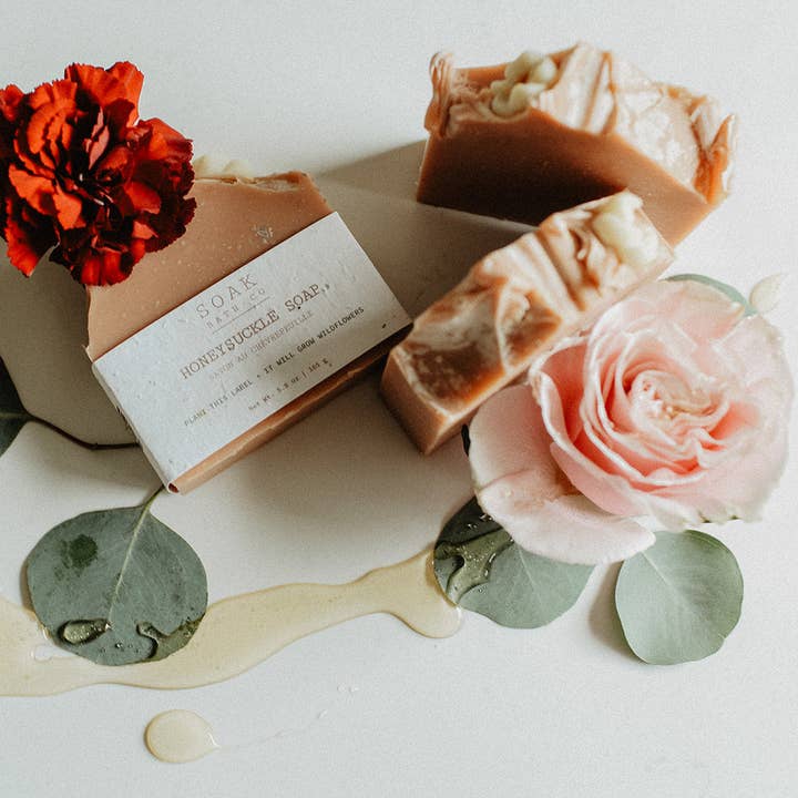 Savon à la Chèvrefeuille - Fabriqué au Canada - Printemps 2026 pour la vente par SOAK Bath Co