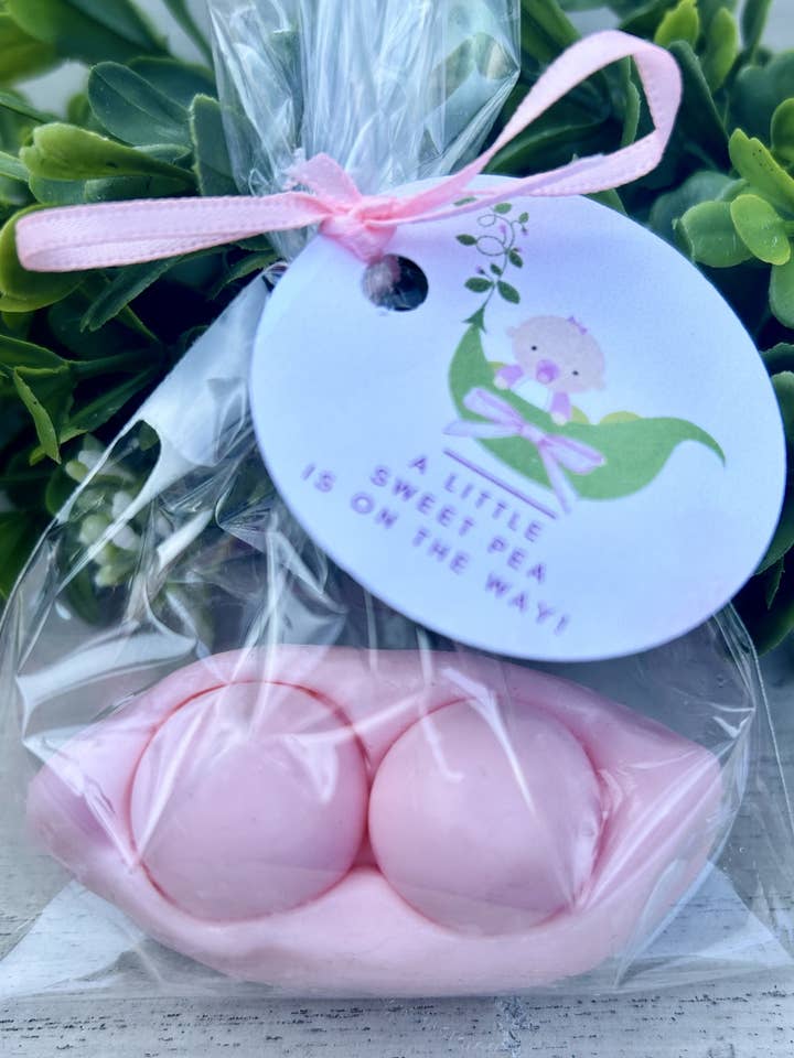 10 savons en forme de pois dans une gousse pour une fille pour la vente par Plunk Soap and Candle Company