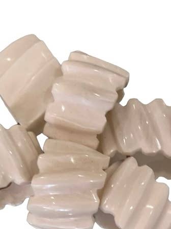 Ronds de serviette cannelés en os blanc naturel (lot de 6) pour la vente par Harkiss Designs
