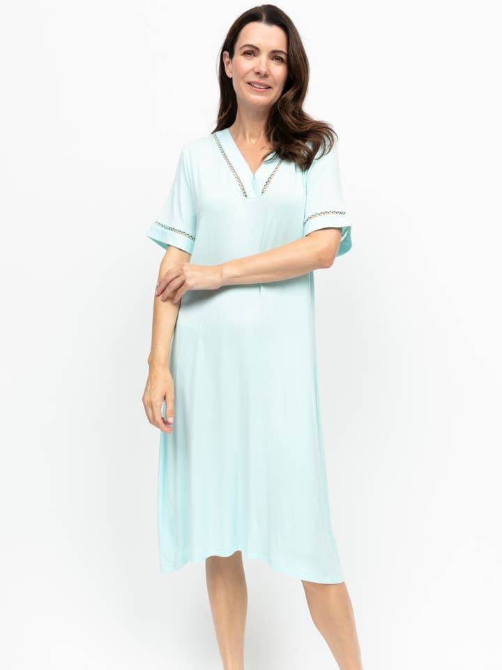 Chemise de nuit courte en jersey menthe avec insert en dentelle Juliette pour la vente par Cyberjammies