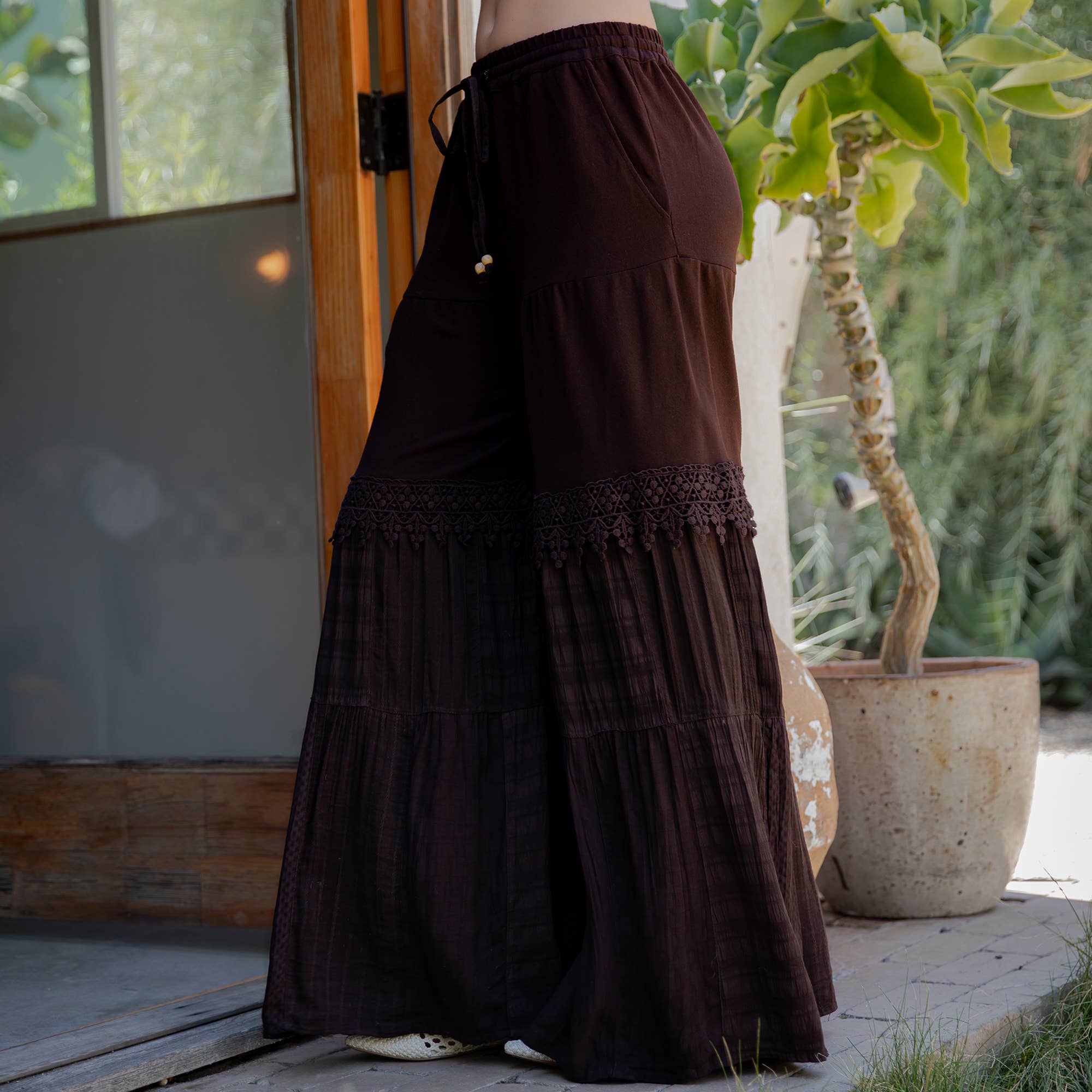 Young Threads - Vendita all'ingrosso Pantalone - Donna - Pantaloni lunghi in denim ispirati al boho con toppa solida (nuovo colore)30