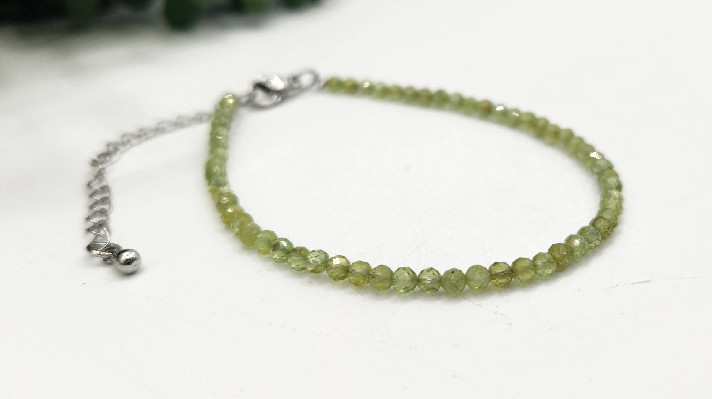 Meraki Gemstones – Engroshandel Perlearmbånd – Facetteret peridotarmbånd med 3 mm perler og sølvfarvet lukning2