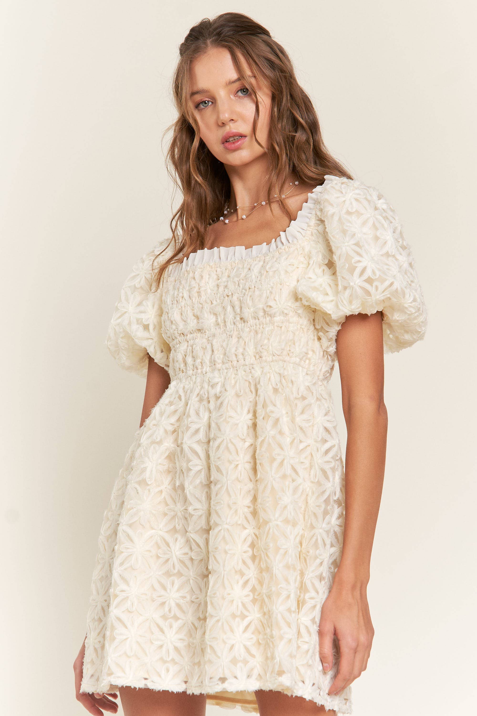 Marfim Mini Vestido Floral Marfim para venda a revendedores na Faire8