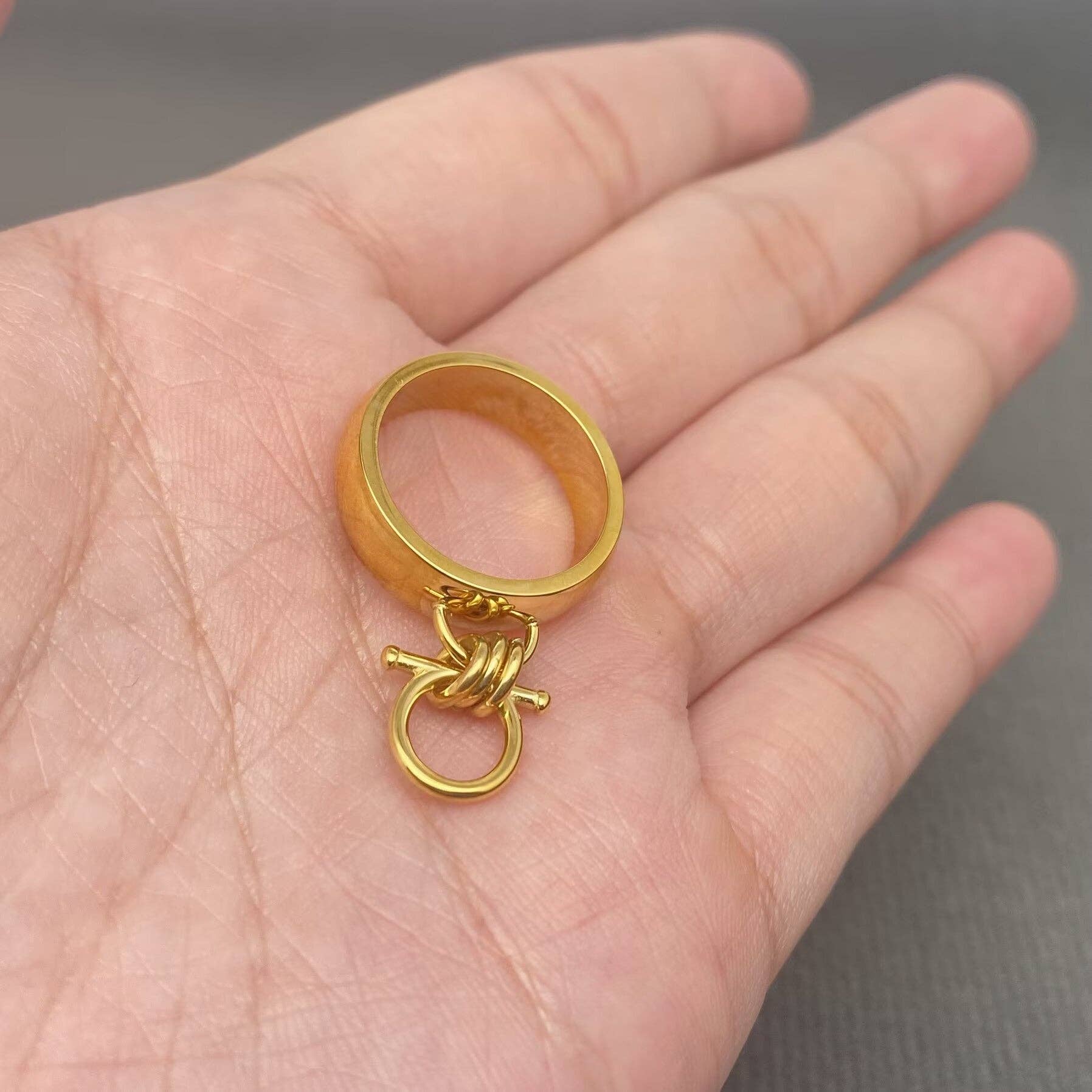 Mio Queena - Vente Bague de cocktail/de cérémonie - Bague en acier inoxydable plaqué or 18K 6mm - FGS1