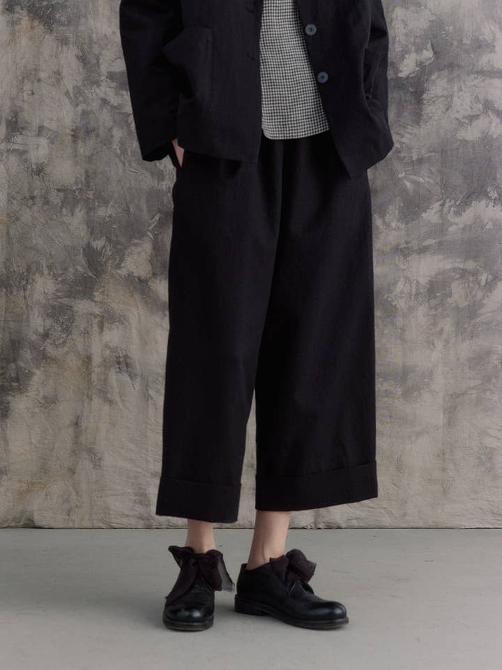 Pantalon noir à ourlets retroussés pour la vente par muku