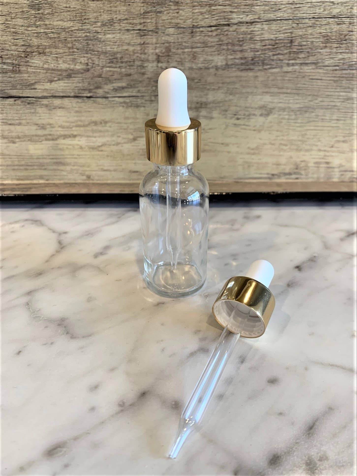 The Bottle Shoppe – Engroshandel Holder til æterisk olie – 2 oz klar glasflaske med hvid og gulddråbetæller1