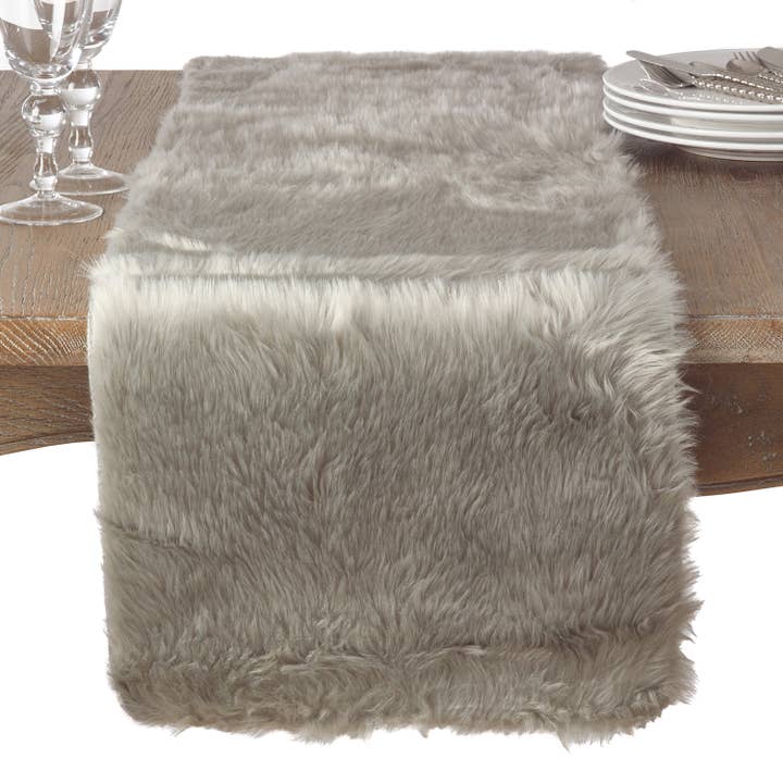 Chemin de table en fausse fourrure gris élégant pour la vente par Fennco Styles