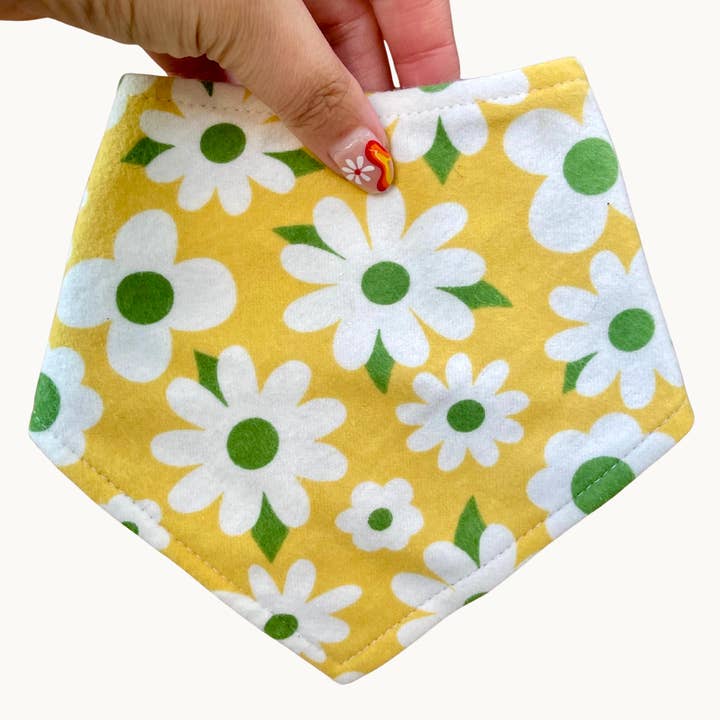 Zonnige Bloemen Hondenbandana – Gele Madeliefjesprint – Milieuvriendelijk voor wholesale door Very Vintage Designs