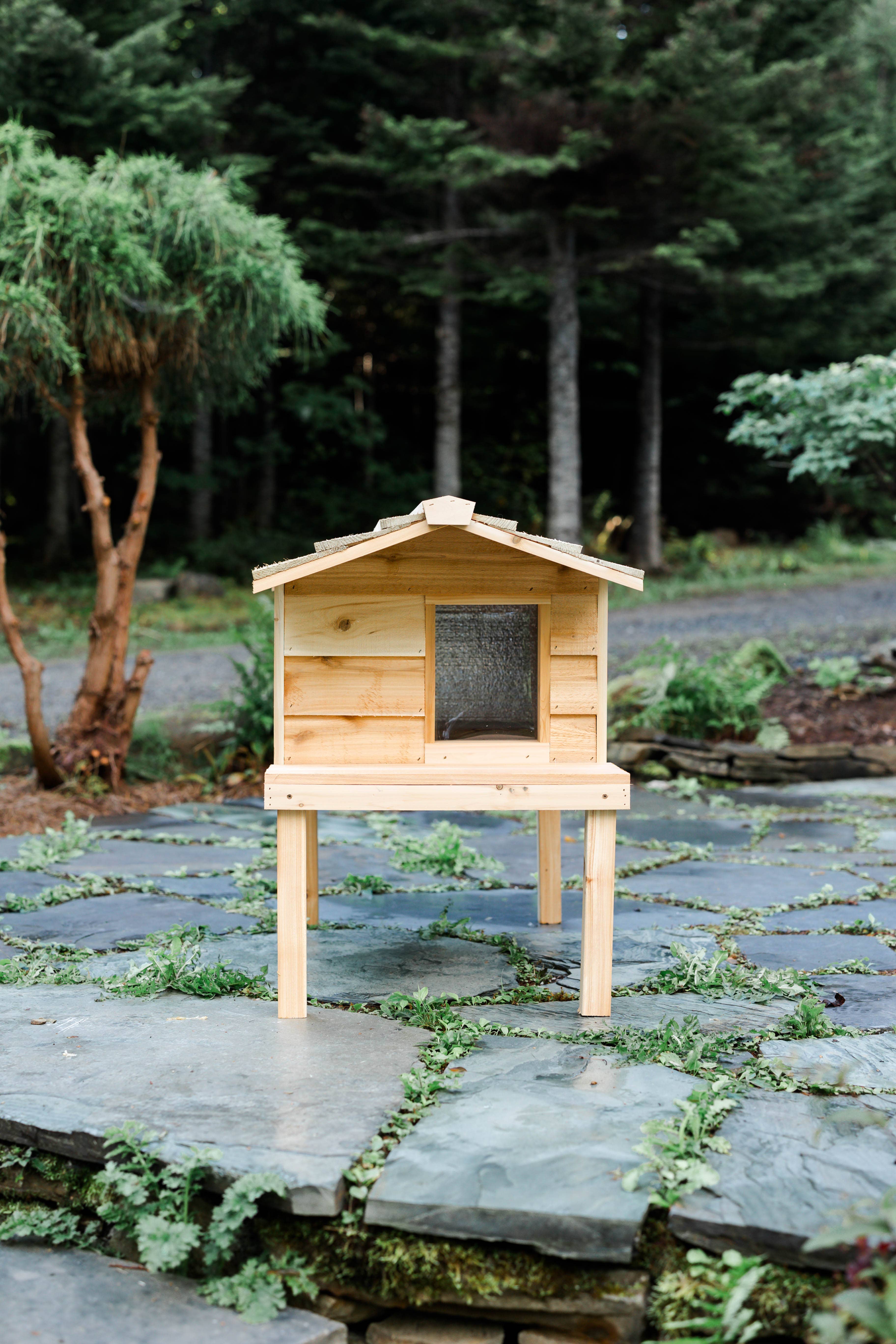 UnderCover Pet Houses - Vente Panier – chat et chien - Grande maison pour chat d'extérieur avec terrasse et toit prolongé5