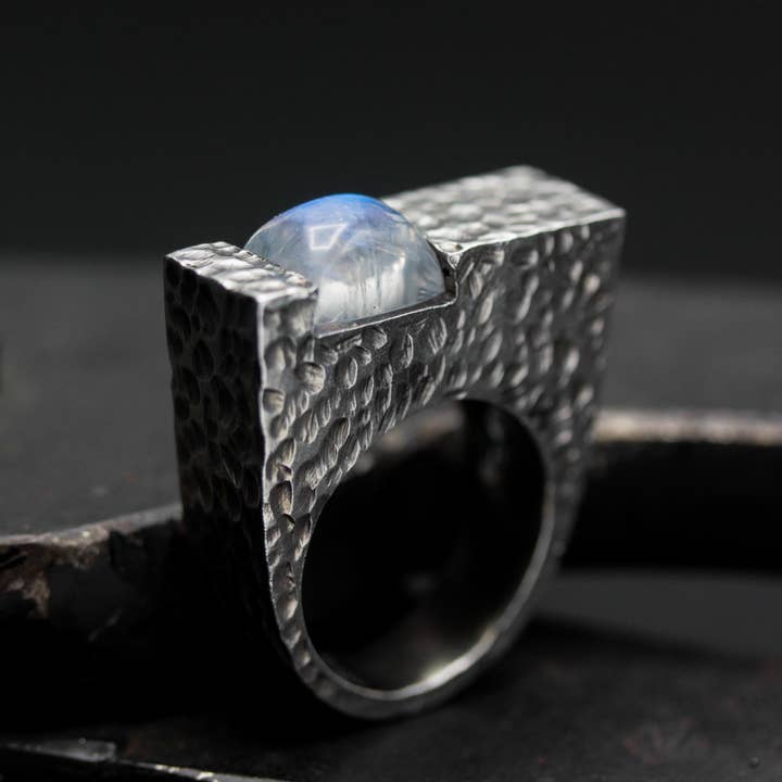 Anello con Sigillo in Argento Sterling con Pietra di Luna e Fascia Martellata per la vendita all'ingrosso da parte di Metal Studio Jewelry