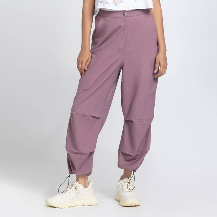 Mauve högmidjade elastiska fallskärmsbyxor i bomull med cargofickor för wholesale av Benares