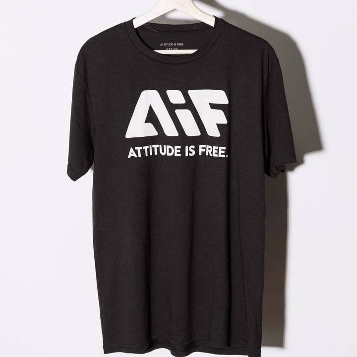 Camiseta masculina com logotipo clássico por atacado de Attitude is Free
