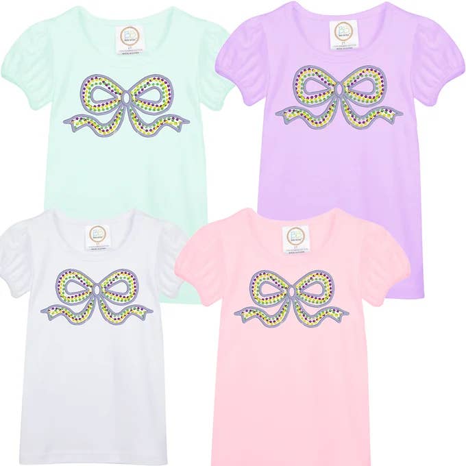 TEE-SHIRT À MANCHES COURTES AVEC NŒUD ET PERLES DE MARDI GRAS pour la vente par The Sassy Seamstress
