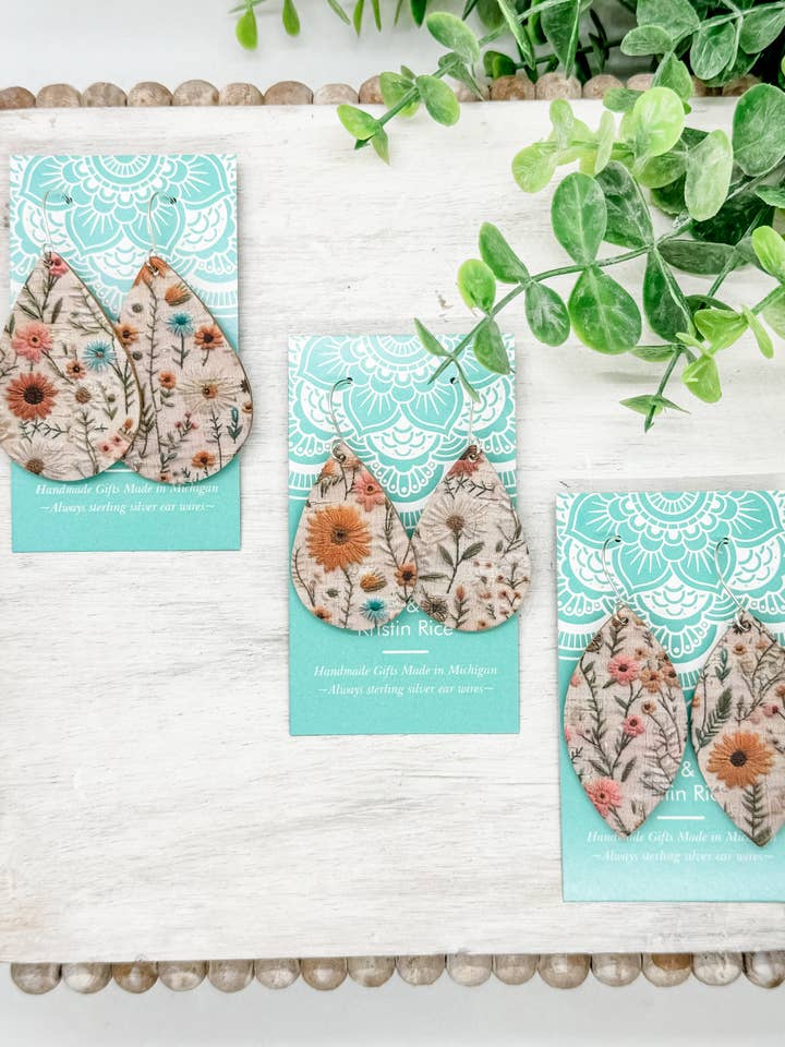 Pendientes de corcho con flores silvestres bordados a mano para venta al por mayor de Fleece & Fancy