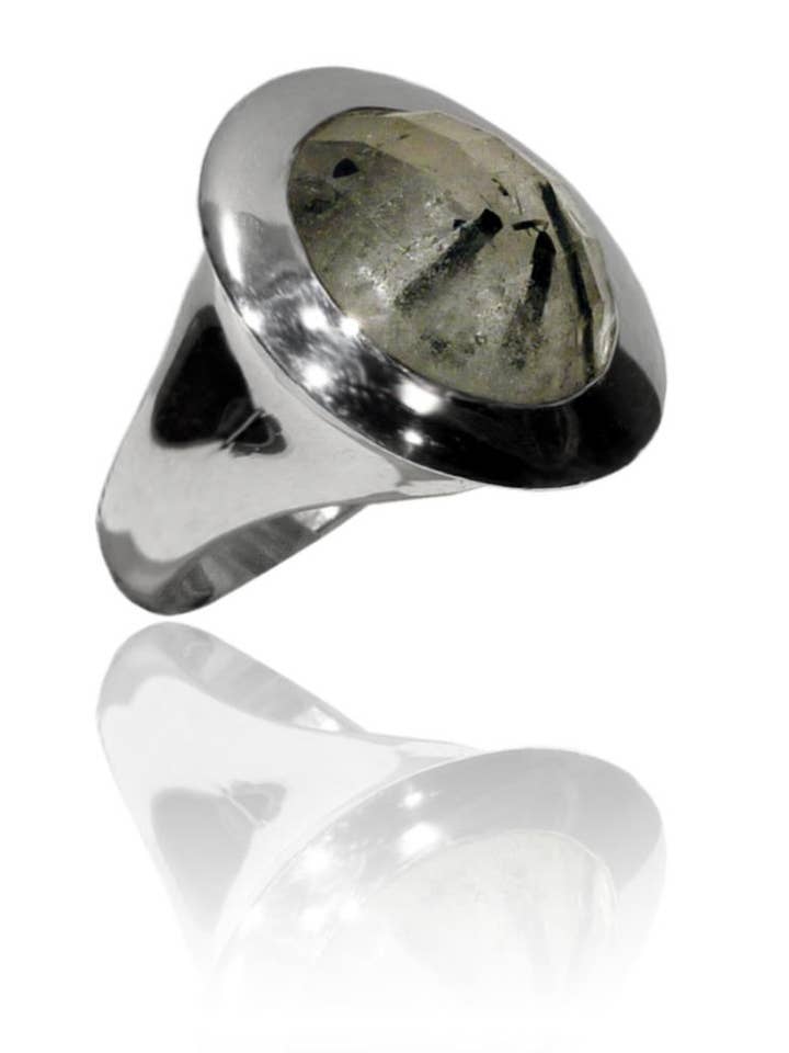 Petit anneau rond italien à facettes avec bande simple pour la vente par Sikara & Co.