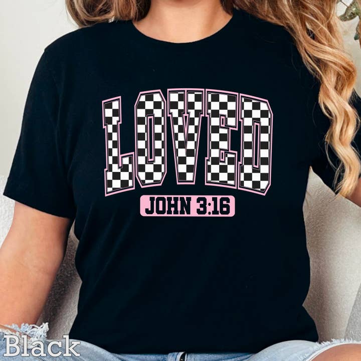 Elsket John 3:16 Valentinsdag Grafisk T-shirt | Gildan for engroshandel hos Shoppe SHC