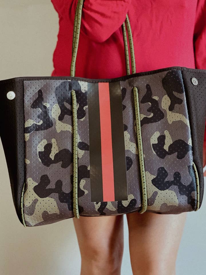 The Aniella - Borsa a tracolla in neoprene, colore: Verde mimetico con strisce rosse per la vendita all'ingrosso da parte di Babs + Birdie