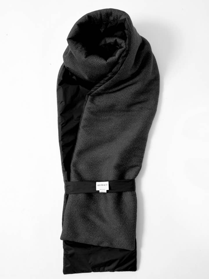 Écharpe rembourrée en laine hydrofuge et nylon recyclé pour la vente par Abstract