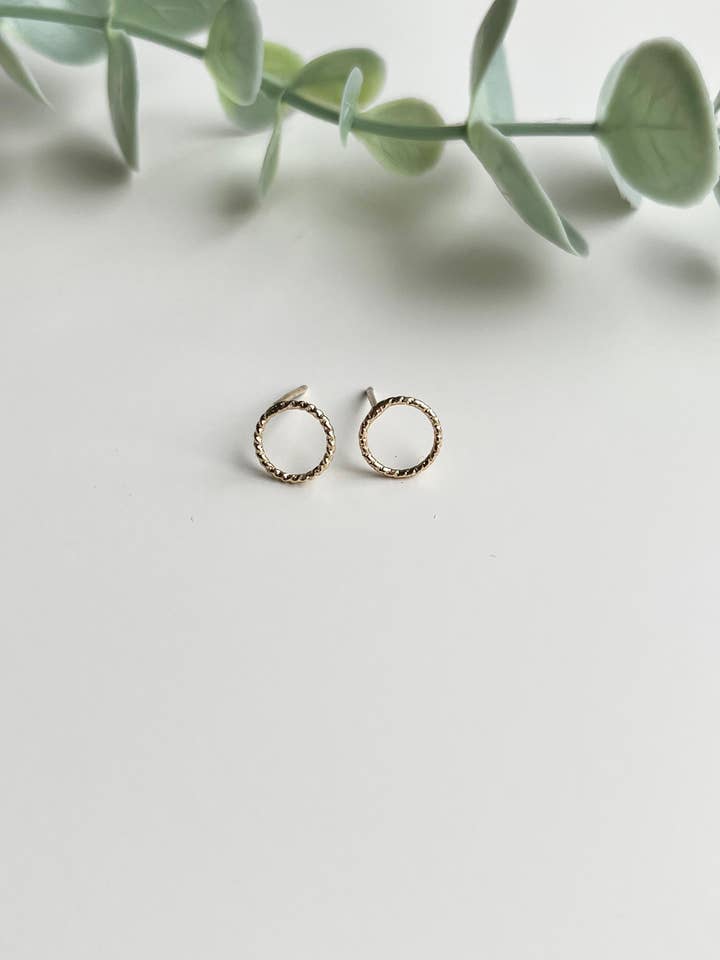 Boucles d'oreilles à tige Tiny Hoop, mini-créoles en métal doré pour la vente par Mountain Marigold Jewelry