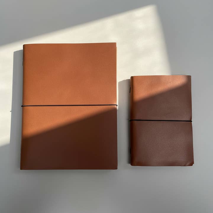 Artisanresenärens läderfolio för wholesale av Soothi | Containers Of Creativity