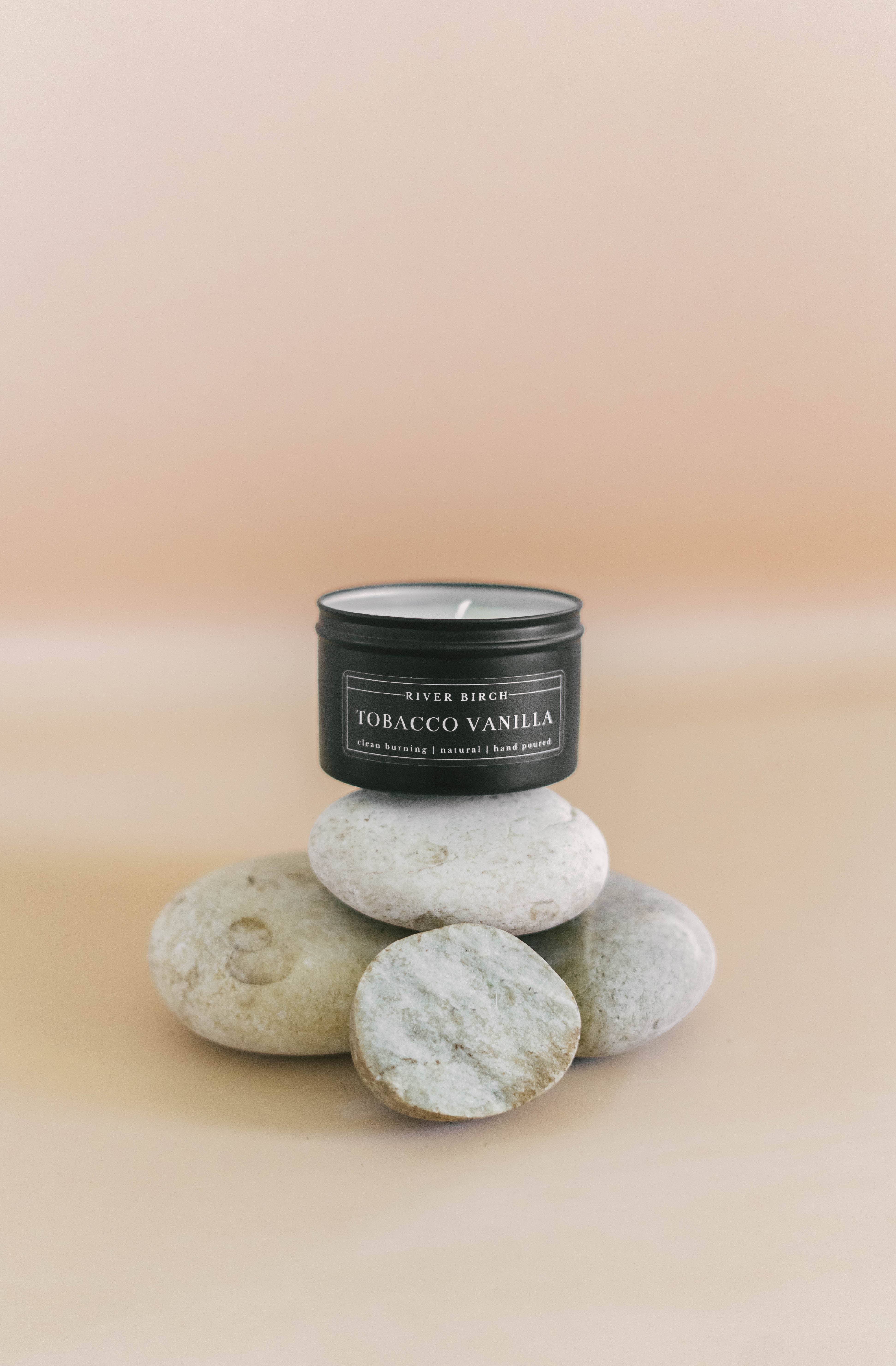 River Birch Candles - Vendita all'ingrosso Candele da viaggio - 8oz Tobacco Vanilla - Candela di soia in stagno nero1