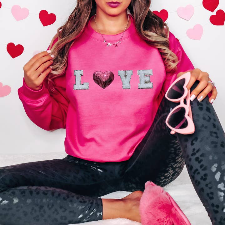 LOVE Sweatshirt mit Chenille-Print | Heliconia Pink für den Großhandel von Rogue Society Apparel®️