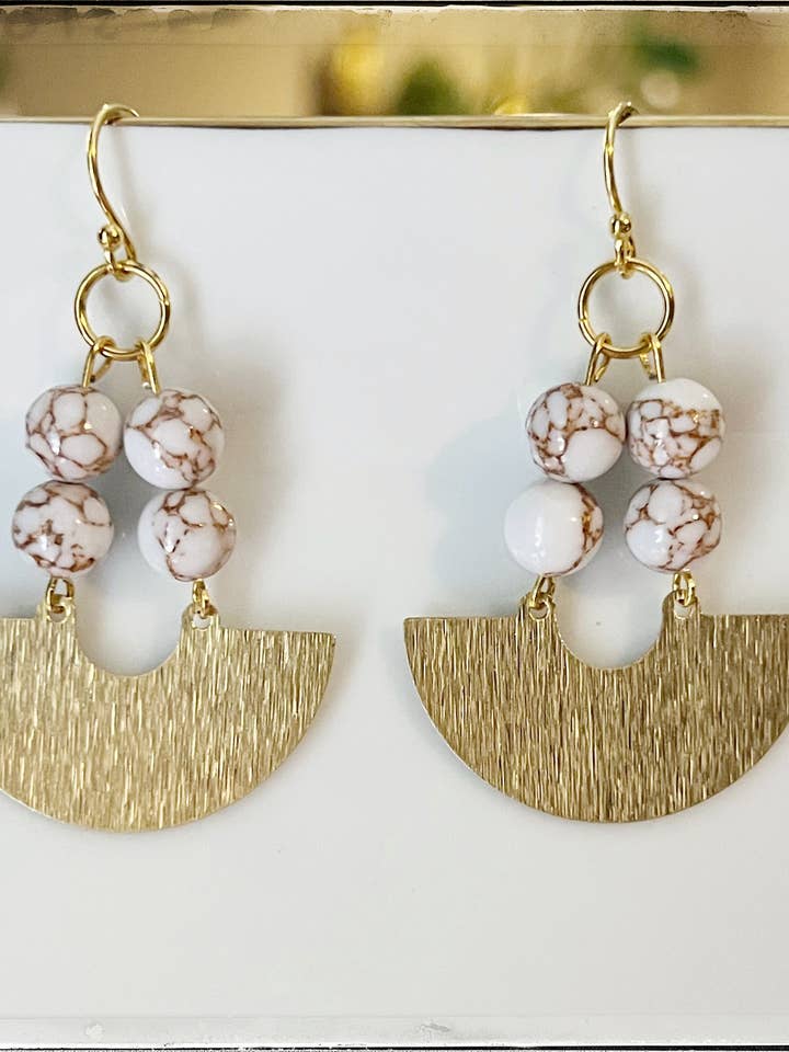 Orecchino pendente a cerchio Huggie in ottone dorato con perline in pizzo dorato per la vendita all'ingrosso da parte di GentrybyJenna