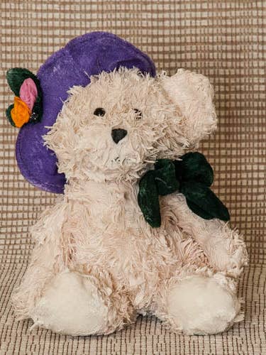 Oso con sombrero dominical púrpura - lavanda para venta al por mayor de BeanTowne & Co.