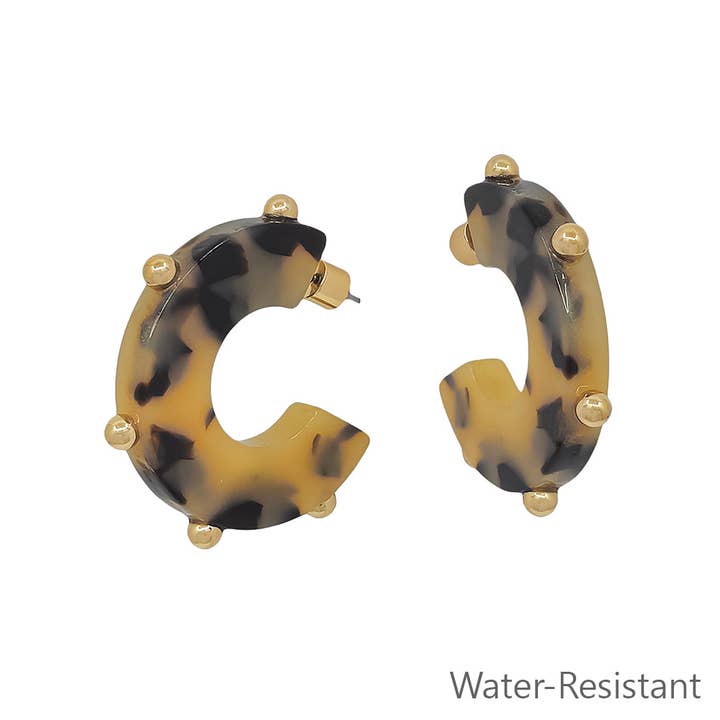 Créole en acrylique motif écaille de tortue résistant à l'eau de 1,5" avec accents de perles dorées. pour la vente par What's Hot