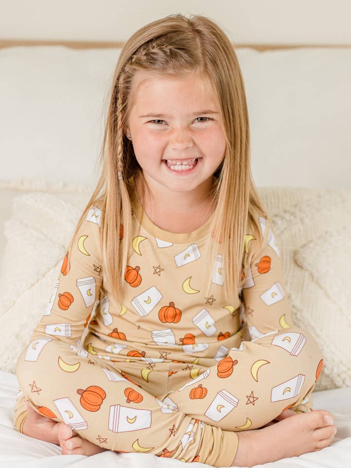 Ensemble de pyjamas 2 pièces en bambou pour enfants - Pumpkin Space Latte pour la vente par Moon Fruit Jammies