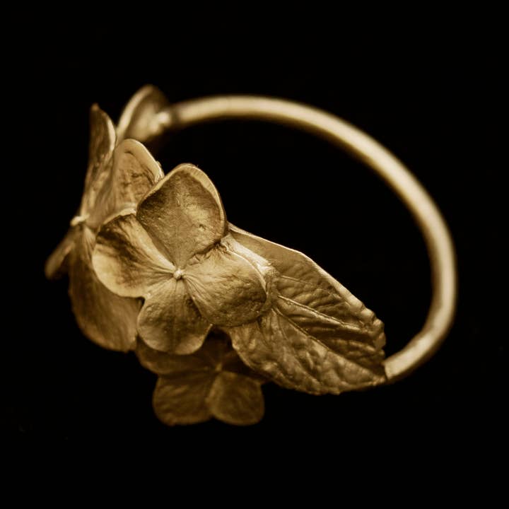 Rondelles de serviette en forme d'hortensia - Lot de 4 pour la vente par Michael Michaud Table Art