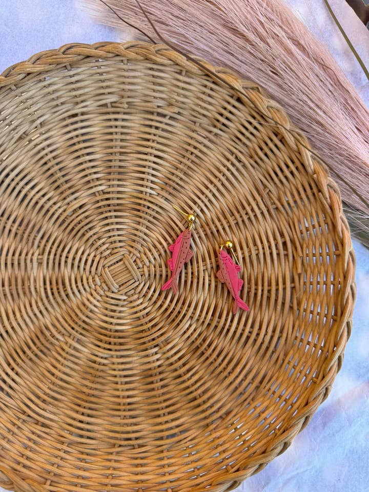 Boucles d'oreilles en pâte polymère Pink Sardine | boucles d'oreilles poisson pour la vente par Watch Me Bloom