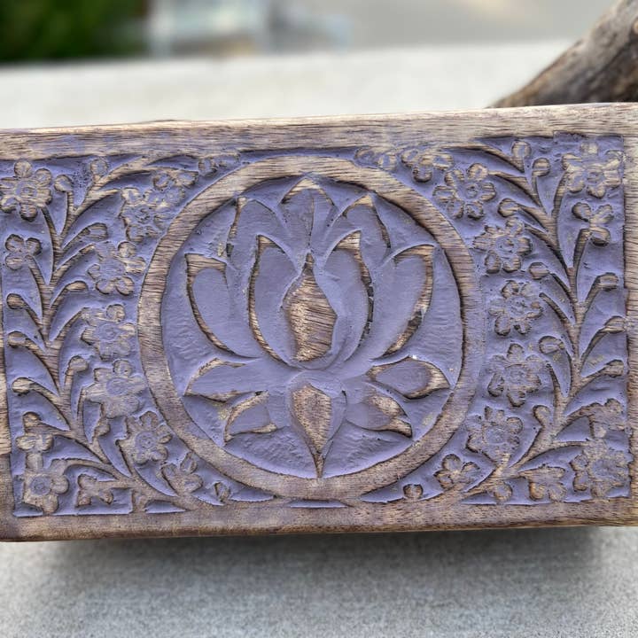 Lungta Imports - Vente Boîte/rangement à bijoux - Boîte en bois sculptée à la main avec motif lotus pour bijoux et montres12