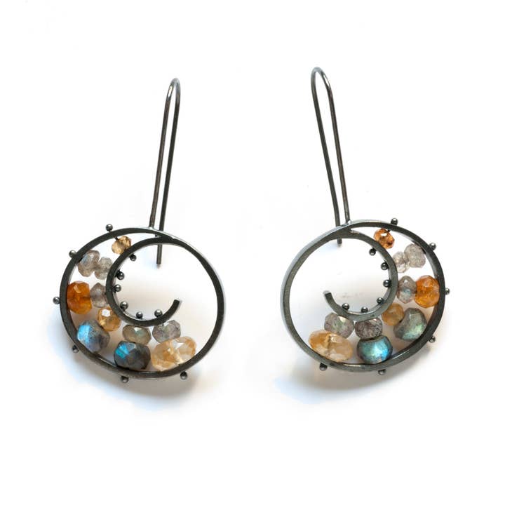 QS16LE - Middelgrote spiraalvormige oorbellen, Franse draad voor wholesale door ASHKA DYMEL Studio