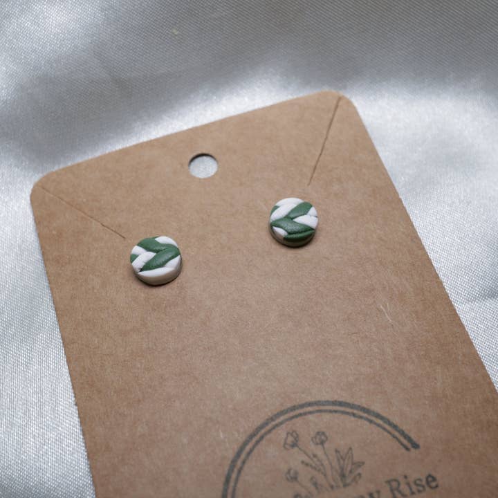 Borchie intrecciate in argilla polimerica verde e bianca per la vendita all'ingrosso da parte di Fox and Bunny Rise