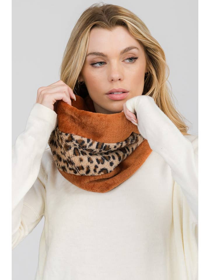 Écharpe Infinity en fausse fourrure Leopard Cozy Simple pour la vente par Honey J