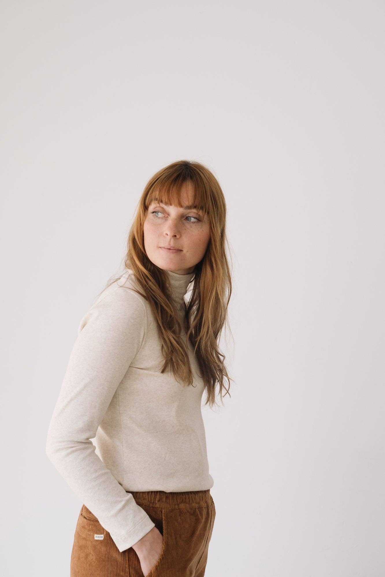 White Top orgánico de cuello alto acanalado en blanco for wholesale on Faire1