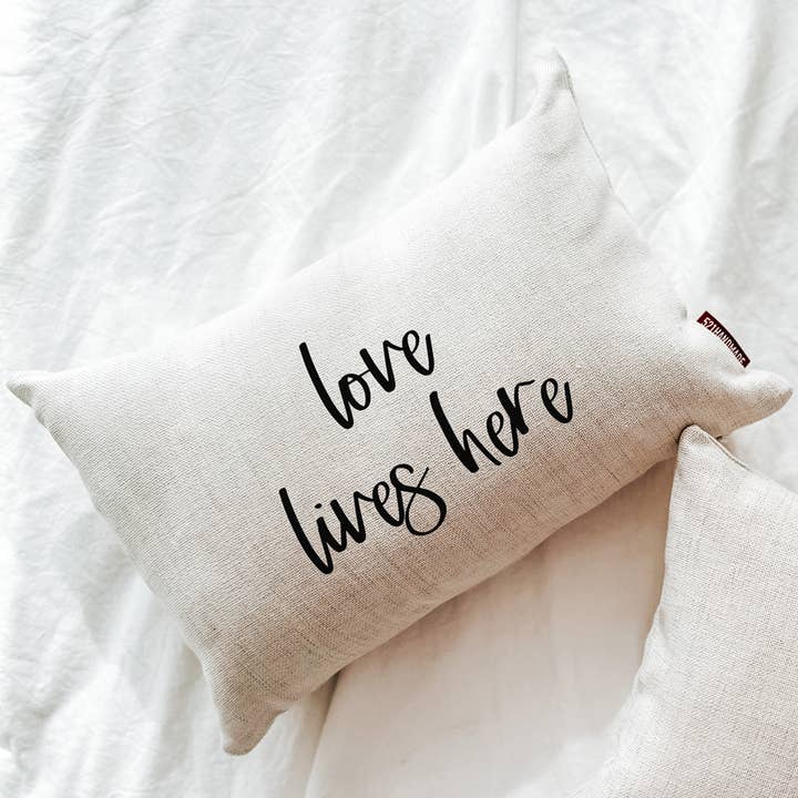 Almofada do Dia dos Namorados "O Amor Mora Aqui" por atacado de 521handmade