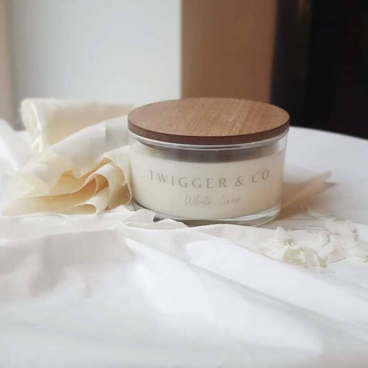 Bougie biologique végétalienne en lin blanc pour la vente par Twigger&Co.
