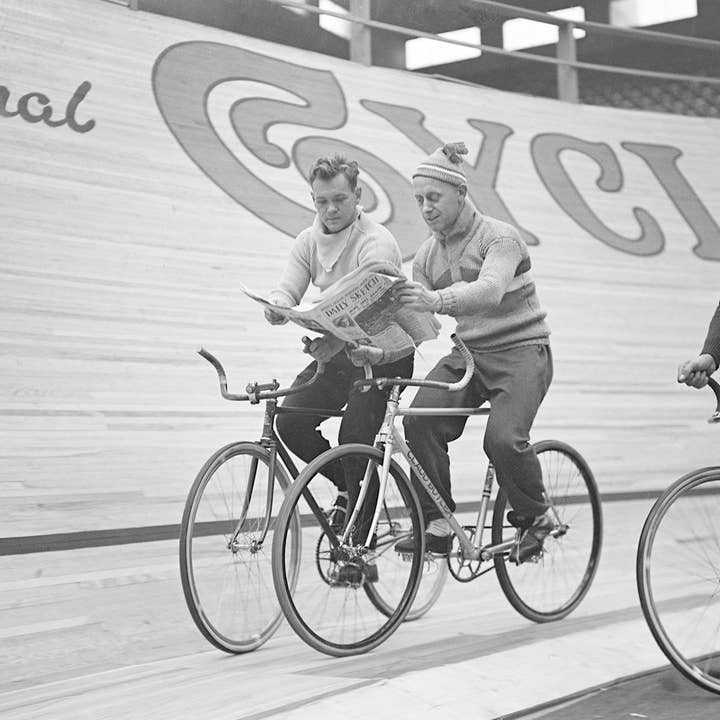 Cyclistes dans le vélodrome carte photographique vintage pour la vente par Inky Blue Ltd t/a Holy Mackerel